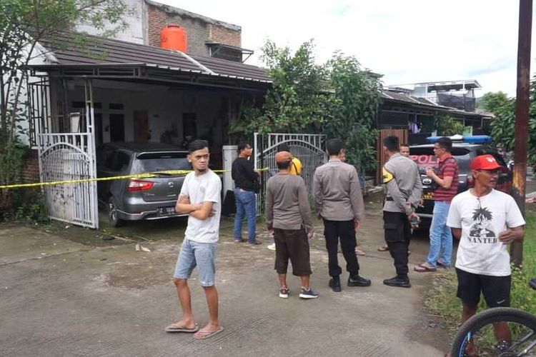 Kapolresta Bandung Kombes Pol Wibowo membenarkan adanya pembunuhan seorang pemuda di Soreang, Kabupaten Bandung, Jawa Barat pada Jumat (11/11/2022) pada pukul 09.00 WIB. Dia mengungkapkan korban merupakan seorang mahasiswa Universitas Padjadjaran (UNPAD)