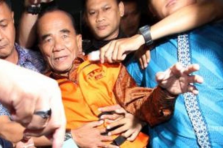 Gubernur Riau Annas Maamun ketika digiring KPK ke Rutan Guntur