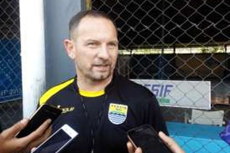 Pelatih Persib Bandung Dejan Antonic saat ditemui usai memimpin latihan di Lapangan Progresif, Jalan Soekarno-Hatta, Bandung, Kamis (7/4/2016)