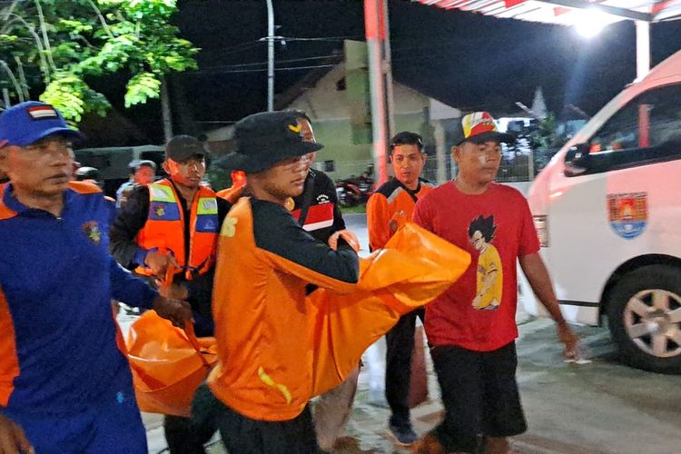 Tim SAR gabungan mengevakuasi korban tenggelam di di Pantai Teluk Penyu, Cilacap, Jawa Tengah, Minggu (9/6/2024] malam.