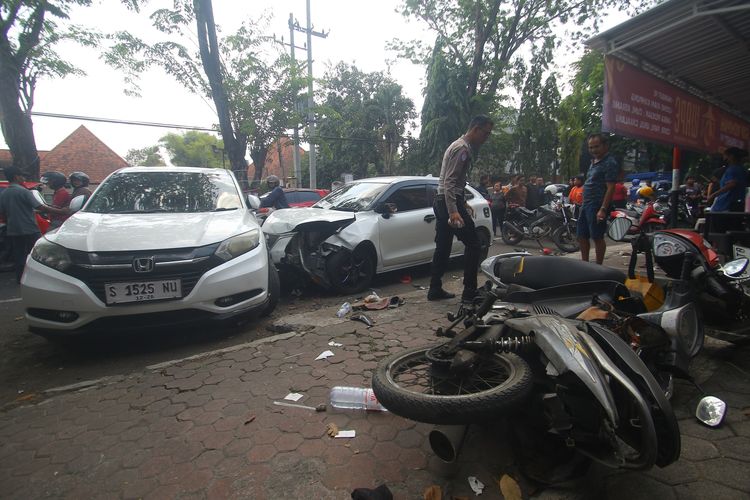 Sopir Diduga Mengantuk, Mobil Baleno Tabrak 5 Kendaraan di Mojokerto, 2 Orang Terluka