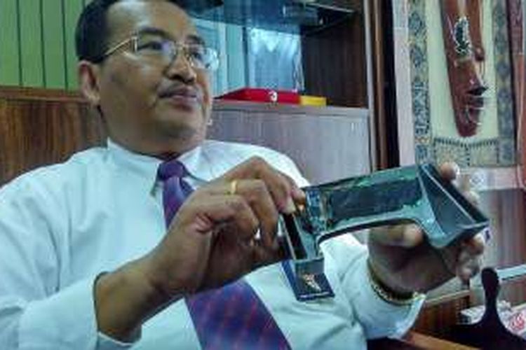 Kepala Kantor Cabang BRI Mataram, Jaya Hardana, menunjukkan alat 'skimmer' yang berhasil diamankan petugas bank. 