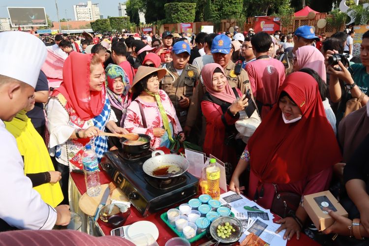 Wali Kota Semarang Hevearita Gunaryanti Rahayu saat membuka Cooking Vaganza dan Pisang Legi di Bundaran Simpang Lima Semarang bersamaan dengan kegiatan Car Free Day (CFD), Minggu (12/11/2023).

