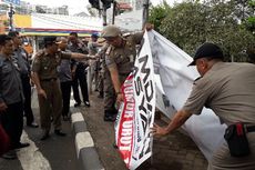 Satpol PP Jakbar Copot Alat Peraga Kampanye yang Dipasang di Rambu Jalan