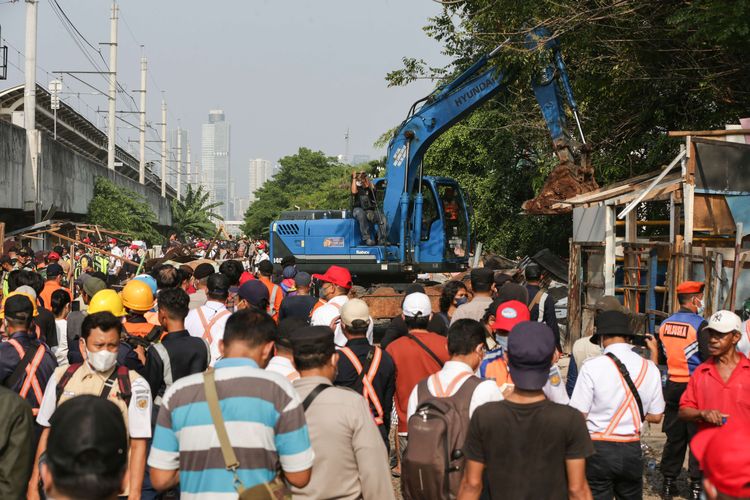 Petugas melakukan pembongkaran lokalisasi Gunung Antang, Jakarta Timur, Selasa (30/8/2022). Pembongkaran lokalisasi yang berdiri di lahan milik PT KAI itu dilakukan oleh Satuan Polisi Pamong Praja (Satpol PP) Pemerintah Provinsi Jakarta Timur serta melibatkan personel TNI-Polri.