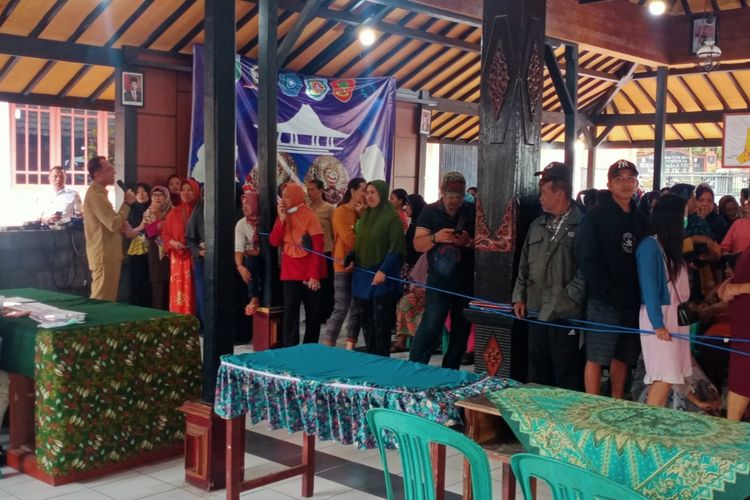Ratusan warga antre membeli kebutuhan pokok dalam kegiatan operasi pasar murah di Balai Kelurahan Ngaglik, Kecamatan Batu, Kota Batu, Jawa Timur pada Selasa (27/2/2024).