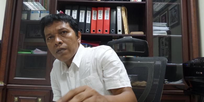Anggota Komisi VII DPR, Adian Yunus Yusak Napitupulu di Kompleks Parlemen, Senayan, Jakarta, Rabu (18/5/2016)  