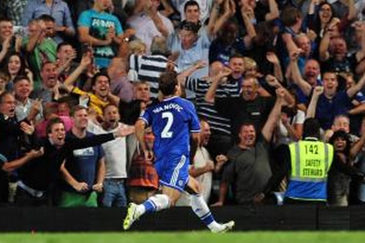 Bek Chelsea Branislav Ivanovic melakukan selebrasi di depan suporter usai mencetak gol ke gawang Aston Villa dalam lanjutan Premier League di Stamford Bridge, Rabu (21/8/2013). Chelsea menang 2-1.