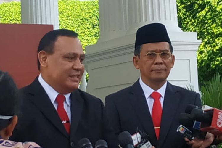 Ketua KPK Firli Bahuri dan Wakil Ketua KPK Johanis Tanak memberikan keterangan pers seusai pelantikan Tanak di Istana Negara, Jakarta, Jumat (28/10/2022).