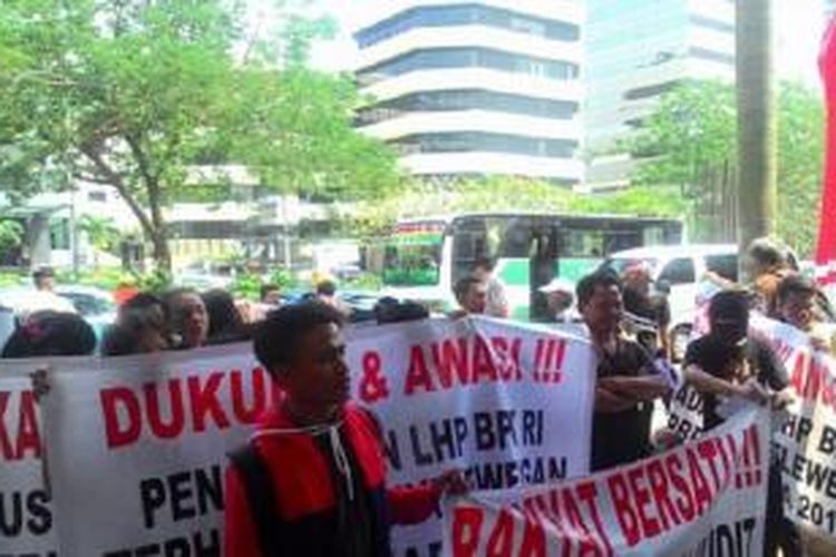 Pendemo di depan Gedung KPK