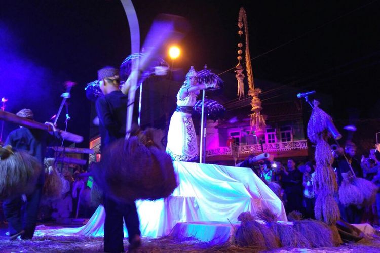 Masyarakat Purwakarta mengikuti karnaval Toleransi Umat Beragama dan mengikuti Pawai Beras Perelek dalam rangka HUT Purwakarta ke-186 serta Kabupaten Purwakarta ke-49 beberapa waktu lalu. 