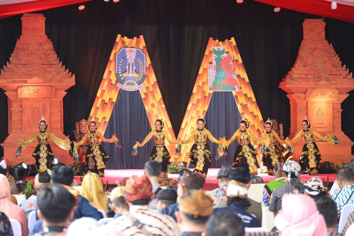 Festival Desa Wisata Cerdas Mandiri dan Sejahtera (Dewi Cemara) dan Pekan Kebudayaan Daerah Jatim di Anjungan Cerdas, Kecamatan Tugu Trenggalek, Jatim.
