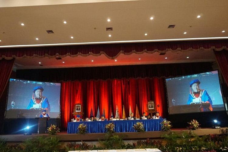 Rektor Universitas Pertamina, Prof. Akhmaloka, PH.d memberikan pidato di acara peringatan Dies Natalis Universitas Pertamina ke-4 di Gedung Wanita Patra Pertamina, Jakarta, Selasa (4/2/2020).