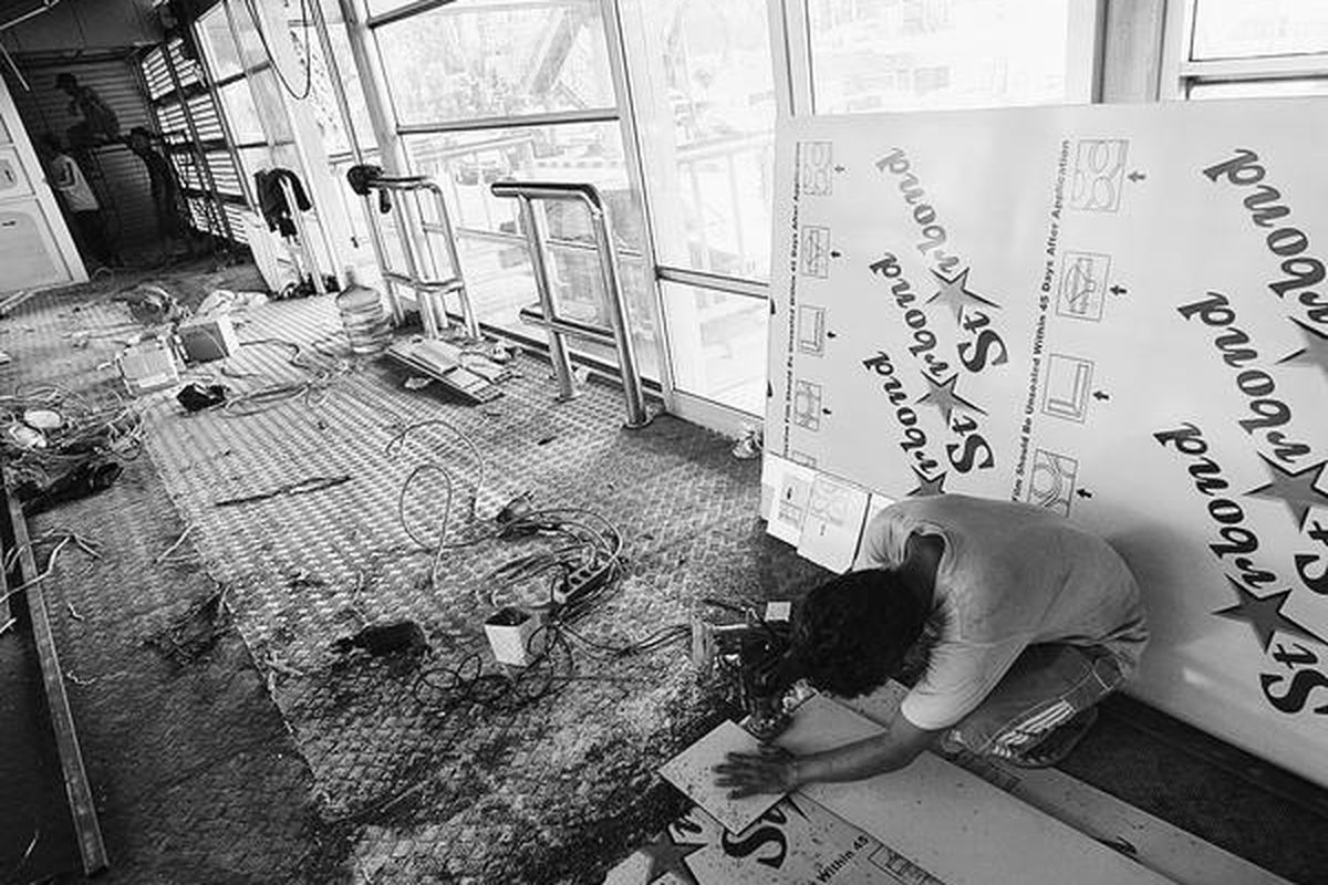 Pekerja menyelesaikan renovasi shelter bus transjakarta Bea Cukai A Yani di Jalan Ahmad Yani, Jakarta Timur. Halte itu rusak karena dijarah warga. Perbaikan tersebut untuk mengejar target operasional transjakarta koridor IX dan X pada akhir D e s e m b e r.