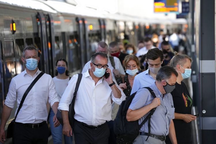 Pada apa yang oleh beberapa orang disebut Hari Kebebasan, menandai berakhirnya pembatasan virus corona di Inggris, para penumpang turun dari kereta di stasiun kereta London Bridge di London, selama jam sibuk pagi hari, Senin, 19 Juli 2021.