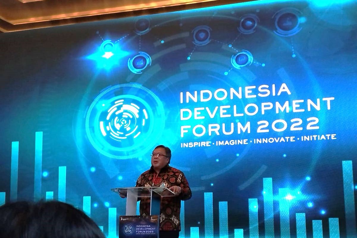 Komisaris Utama PT Telkom yang juga mantan Menteri PPN, Bambang Brodjonegoro memberikan sambutan dalam acara Indonesia Development Forum (IDF), di Bali, Senin (21/11/2022).