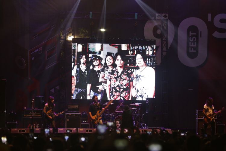 Penampilan Rif saat di acara The 90s Festival di Gambir Expo Kemayoran, Jakarta, Sabtu (10/11/2018). Festival musik ini menghadirkan sejumlah band yang eksis pada tahun 90an diantaranya Padi, Sheila On 7, Rif, Wayang dan lain-lain.