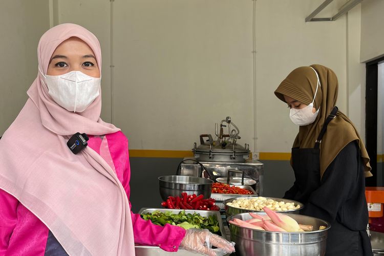 Nadia, pemilik UMKM bumbu dapur racikan dengan jenama Foodganic di dapur produksinya.
