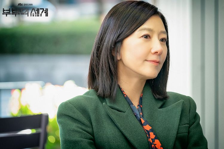 Kim Hee Ae dalam serial drama The World of the Married (2020).