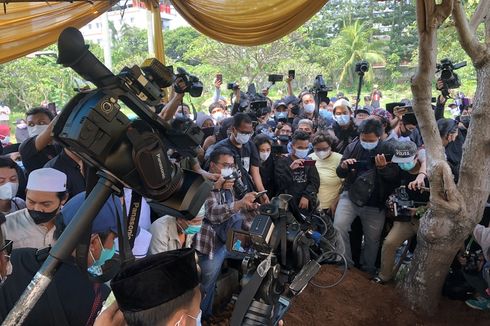 Sapri Pantun Dimakamkan, Istri Tak Temani Sampai Liang Lahat 