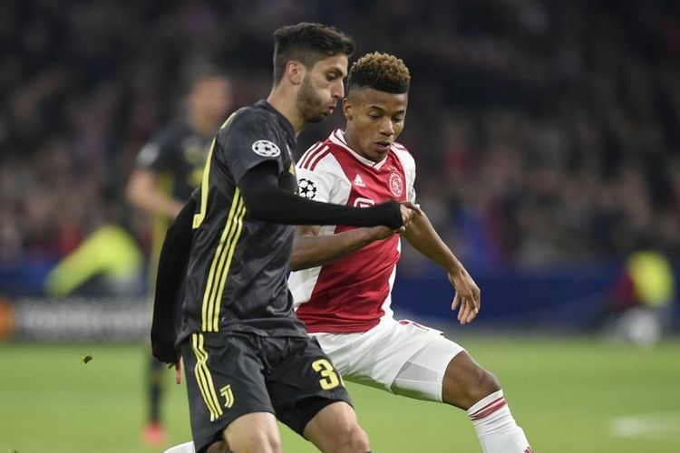 David Neres tengah menjaga Rodrigo Bentancur pada pertandingan Ajax Amsterdam vs Juventus di Johan Cruijff Arena dalam perempat final Liga Champions, 10 April 2019. 