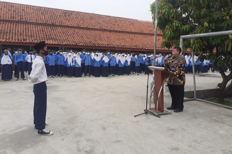 Upacara di hari pertama masuk sekolah di Sekolah Negeri Pertama (SMP) Negeri 44 Kota Bekasi, Kamis (12/5/2022). Dalam hari pertama masuk sekolah, para siswa hanya melakukan acara silaturahmi Halal Bihalal dan tidak melaksanakan kegiatan belajar mengajar. 