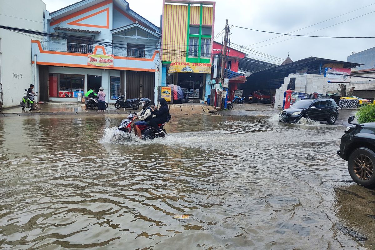 Genangan banjir masih terlihat di persimpangan Jalan Taman Duta dan Jalan Raya Duta Pelni, Sukmajaya, Depok, Jawa Barat, Jumat (1/12/2023) siang.