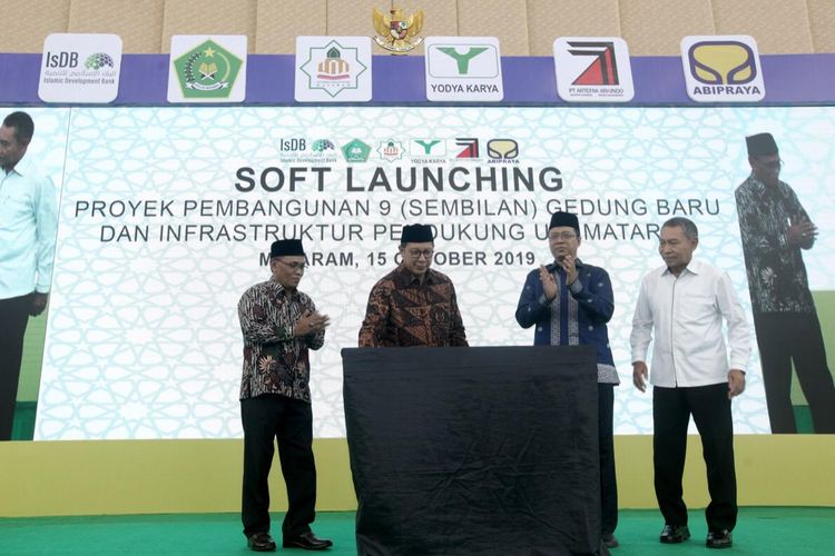 Menteri Agama (Menag) Lukman Hakim Saifuddin saat melakukan soft launching sembilan gedung baru UIN Mataram (15/10/2019).