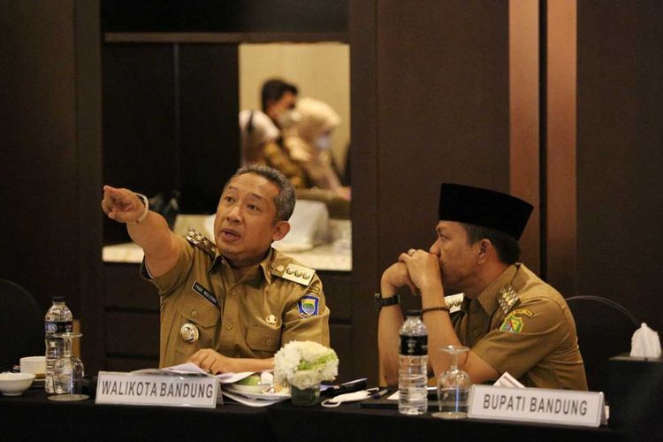 Wali Kota Bandung Yana Muyana bertemu dengan Bupati Bandung Dadang Supriatna di Intercontinental Hotel, Kabupaten Bandung, Senin (13/6/2022) kemarin.