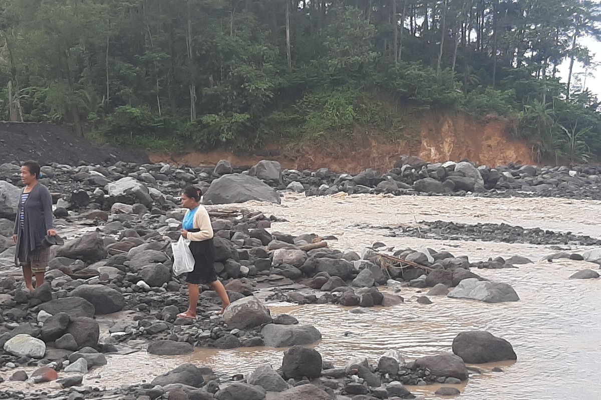 Painem dan Khodijah terpaksa lintasi aliran lahar untuk dapatkan makanan dan bahan bakar, Sabtu (20/4/2024)