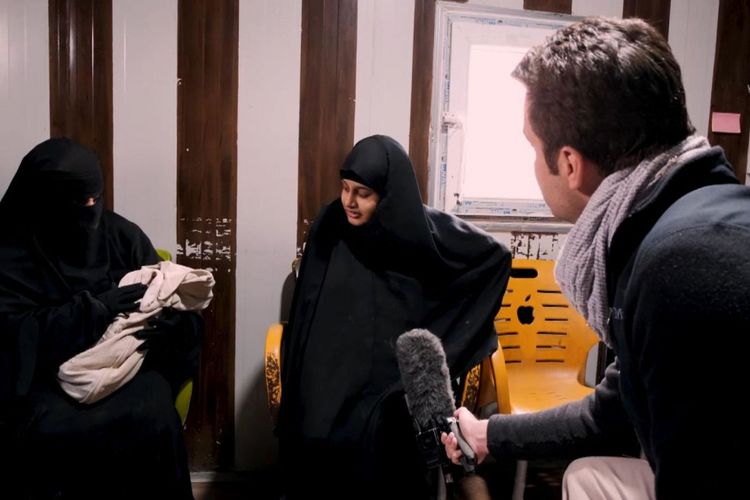 Shamima Begum (kanan), remaja 19 tahun yang kabur dari Inggris demi bergabung dengan ISIS ketika diwawancarai oleh Sky News setelah melahirkan anak ketiganya di kamp pengungsi al-Hawl.