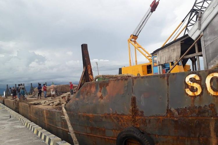 Kapal Tongkang Soluna 27 milik milik PT Sumber Graha Sejahtera terlihat bersandar di Pelabuhan Munte, Kamis (18/11/2021).