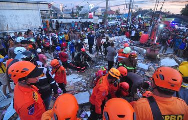 Tim SAR mengevakuasi korban yang terjebak di reruntuhan gedung retail modern Alfamart di Gambut Km 15, Kabupaten Banjar, Kalimantan Selatan, Senin (18/4/2022). Sebanyak 17 orang menjadi korban dalam peristiwa tersebut, lima korban diantaranya berhasil dievakuasi dan hingga kini tim gabungan terdiri dari Basarnas, TNI, POLRI dan relawan dibantu sejumlah alat berat masih terus berupaya melakukan evakuasi korban yang masih terjebak reruntuhan gedung retail modern Alfamart.