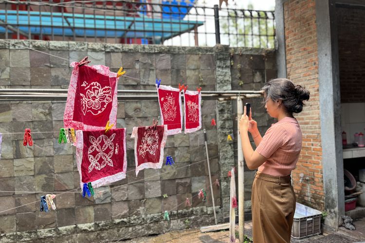 Pengunjung di pendopo batik Museum Tekstil Jakarta, Minggu (1/10/2023).