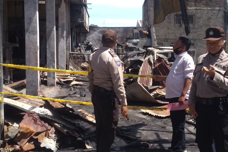 Foto: Polisi membuat garis pembatas pasca kebakaran rumah yang menewaskan lima orang, Sabtu 26 September 2020 di Jalan Penyabungan, Kelurahan Timbang Galung, Kota Pematangsiantar, Minggu (27/9/2020).