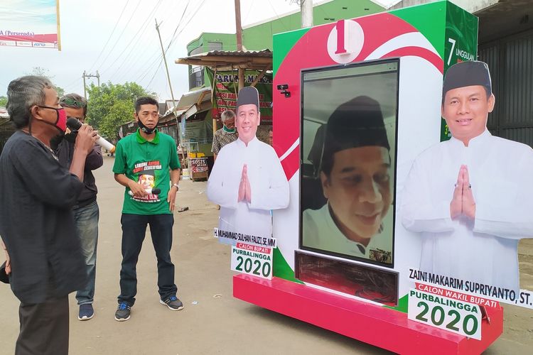 Kampanye paslon Oji-Zaini dengan virtual boks di Pasar Badog, Bancar, Kabupaten Purbalingga, Jawa Tengah, Rabu (14/10/2020).