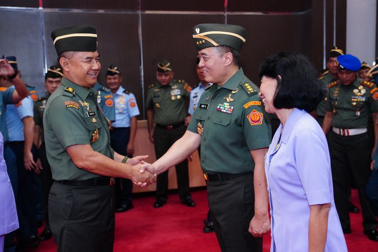 Kepala Staf Umum (Kasum) TNI Letjen Bambang Ismawan mewakili Panglima TNI Jenderal Agus Subiyanto memimpin acara laporan korps kenaikan pangkat (kenkat) 19 perwira tinggi (pati) TNI di Aula Gatot Soebroto, Mabes TNI, Cilangkap, Jakarta Timur, Selasa (23/4/2024). Yudi Abrimantyo resmi menyandang pangkat bintang tiga (Letnan Jenderal) karena menjabat Kepala Badan Intelijen Strategis (Kabais) TNI.