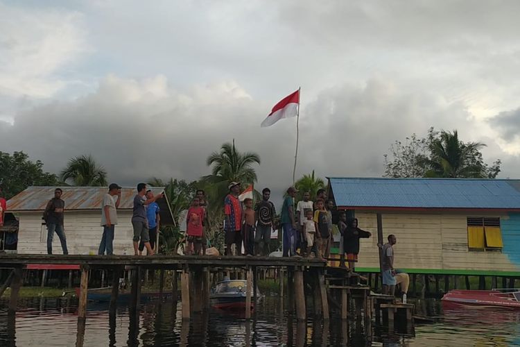 Warga di Kampung Erosaman, Distrik Derkoumur, Asmat, Papua sedang berada di dermaga akses masuk kampungnya pada Rabu (23/3/2022). 