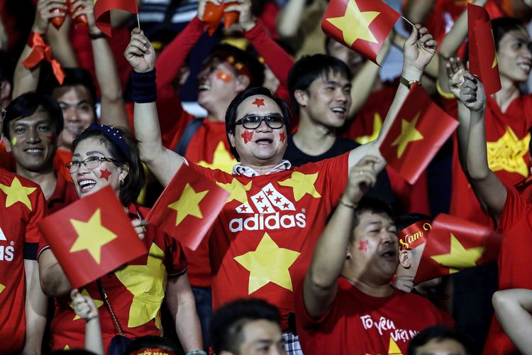Pendukung Timnas U-23 Vietnam melakukan selebrasi dalam pertandingan Grup B SEA Games 2019 di Stadion Rizal Memorial, Manila, Filipina, Minggu (1/12/2019). Timnas Indonesia kalah 1-2 dari Vietnam.