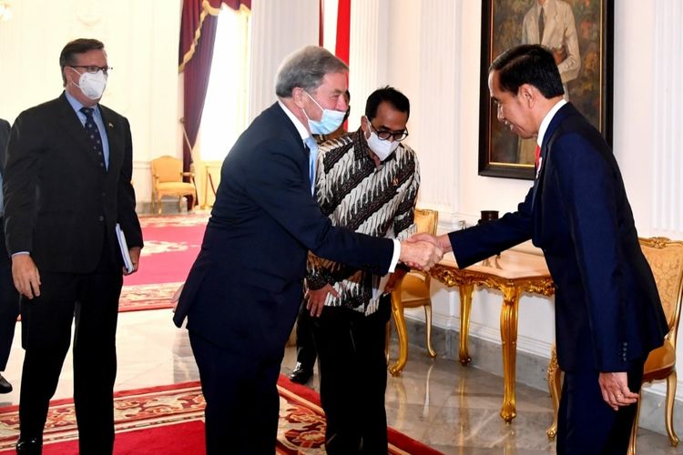 Presiden Joko Widodo saat menerima kunjungan Presiden Boeing International, Michael Arthur, beserta delegasi di Istana Merdeka, Jakarta, pada Rabu (2/11/2022).