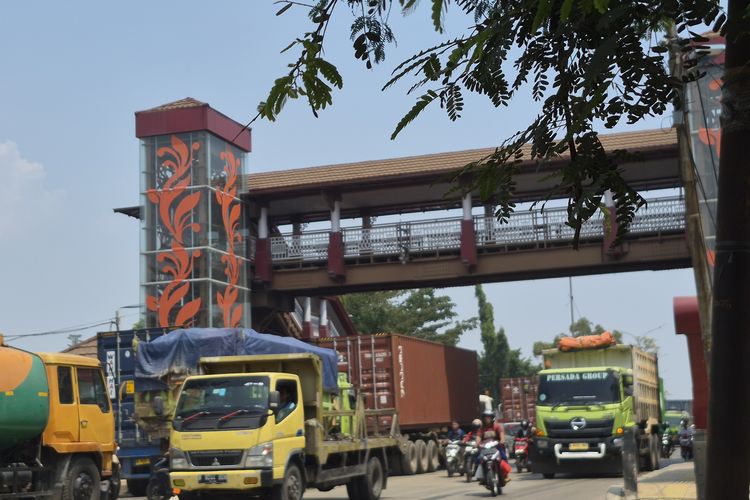 JPO Marunda Langganan Ditabrak Kontainer, Lift Lumpuh dan Kaca Pecah