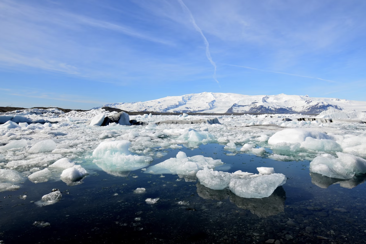 Ilustrasi mencairnya es di kutub akibat perubahan iklim.