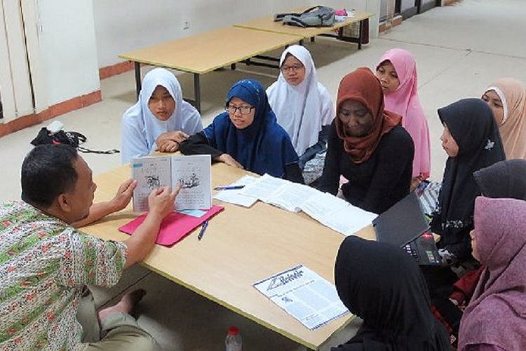 Fana Conteh (berjilbab coklat tua), mahasiswi UIN Syarif Hidayatullah Jakarta asal Gambia, belajar bahasa Arab bersama teman-temannya di asrama putri, Selasa (2/5/2017).