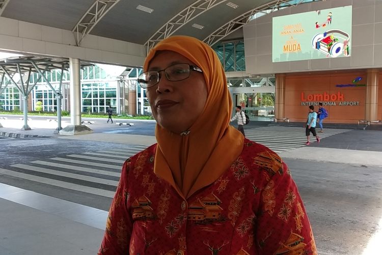 Kepala Dinas Kesehatan NTB Dr Nurhandini Eka Dewi usai menjemput 3 mahasiswa dari Jakarta yang sempat dikarantina di Natuna