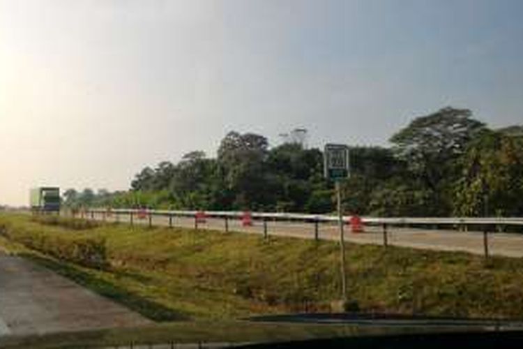 Ruas Tol Cikopo-Palimanan arah Jakarta diberi penanda perbaikan jalan. Foto diambil pada Sabtu (25/6/2016).