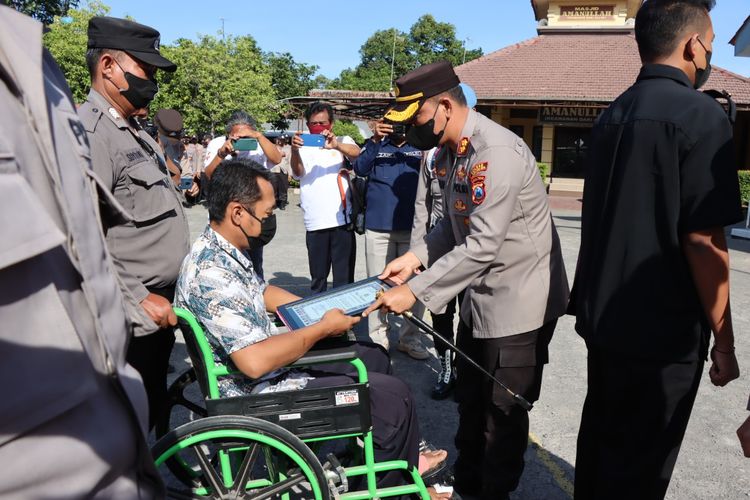 Wahyudi menerima penghargaan dari polisi atas aksi heroiknya. 