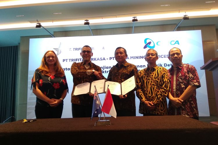 Presiden dan CEO  PT Trifita Perkasa Hery Kusnanto dan Presiden PT Orisca Mining Service Damien Marik usai penandatanganan perjanjian kerjasama di Jakarta, Jumat (13/12/2019).