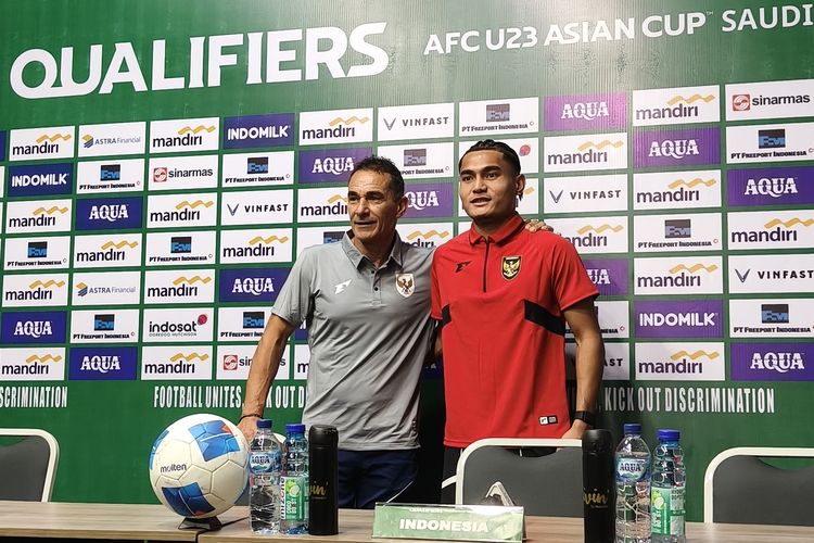 Jelang laga perdana Kualifikasi Piala Asia U23 2026 melawan Laos, pelatih Timnas U23 Indonesia dan pemainnya Mikael Tata foto bersama usai menjalani konferensi pers di salah satu hotel Surabaya, Jawa Timur, Selasa (2/9/2025) siang.