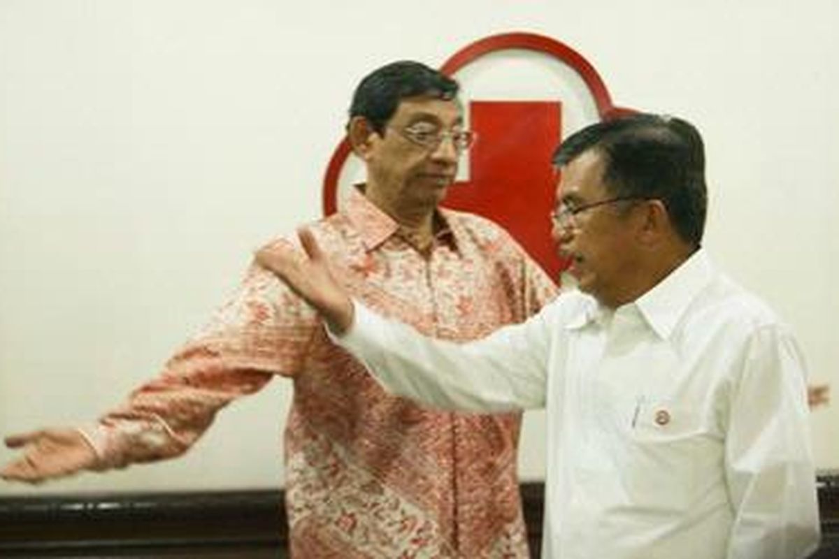 Ketua Umum Palang Merah Indonesia PMI periode 2009-2014 Jusuf Kalla beramah tamah dengan Marie Muhammad di Gedung Pusat PMI, Jakarta, Selasa 12/1/2010. Jusuf Kalla menggantikan Marie Muhammad sebagai Ketua Umum PMI sekaligus serah terima kepengurusan yang baru.  