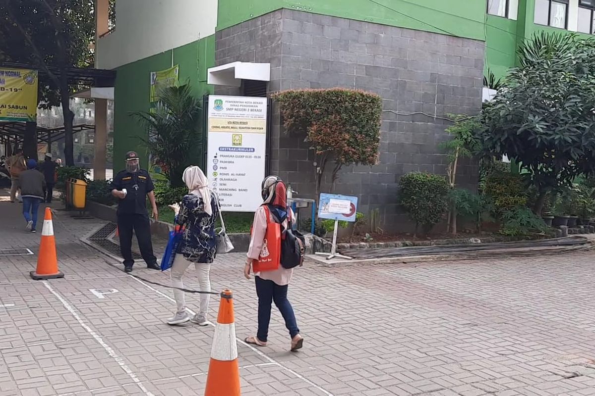 Sekolah SMPN 2 Kota Bekasi jadi percontohan belum lakukan tatap muka, Selasa (13/7/2020).